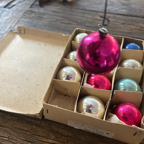 Vintage 1950s Christmas Ornaments – Set of 12 Small Glass Balls • Made in Japan - Picture 5 of 7